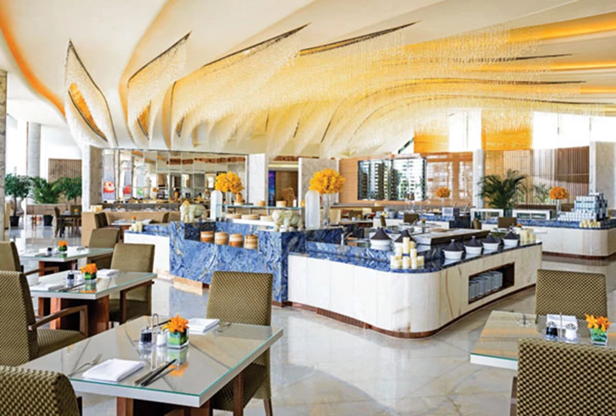 מארג עשיר של חומרים, דיגומים ואלמנטים בחדרי האוכל והמסעדות.