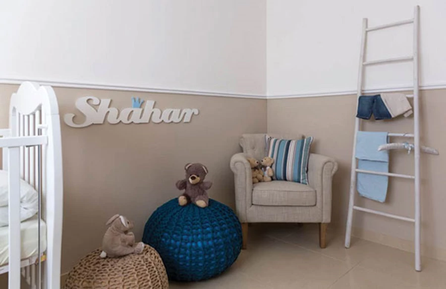 שילוב פס הפרדה דקורטיבי עשוי פוליאוריטן, המפריד בין שני חלקי הקיר. קיים במבחר דוגמאות חלקות וקלאסיות או בדוגמא מעוטרת המתאימה לחדר ילדים. 