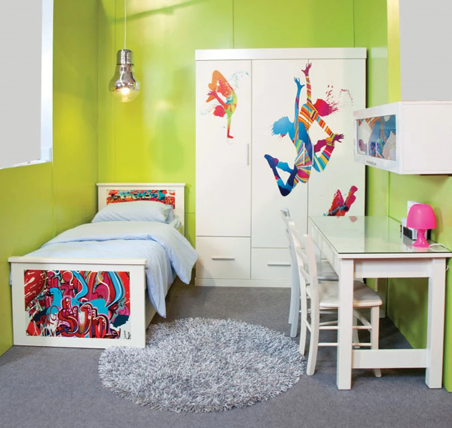 קולקציה חדשה, בעיצובו של המעצב עמית ישראל, בה נעשה  שימוש בטכנולוגית הדפסה חדישה וייחודית המאפשרת להדפיס כל תמונה/צילום/ איור נבחרים, על גבי הריהוט. הרהיטים מיוצרים מעץ מלא בצביעת שלייף לק. 