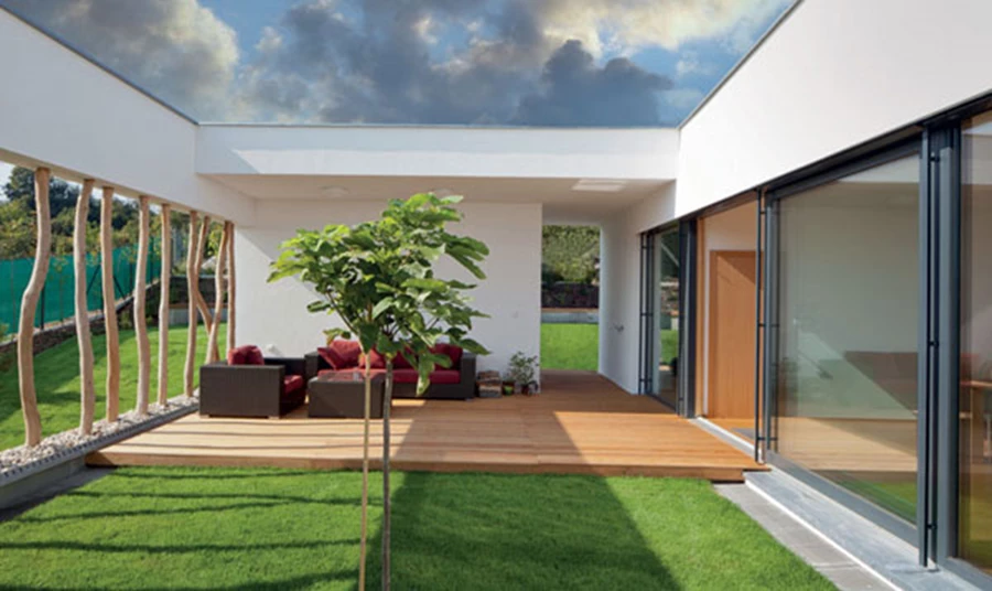 למראה ירוק עד- דשא סינטטי, בייצור מקומי, מסיבים איכותיים, במבחר גוונים. ‘כרמל שטיחים ופרקט’