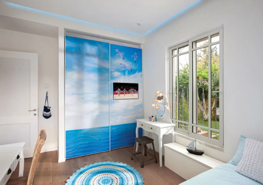 ארון עם דלתות רחף, הכולל גם טלוויזיה מובנית בתוך הדלת. ‘אידיאל’