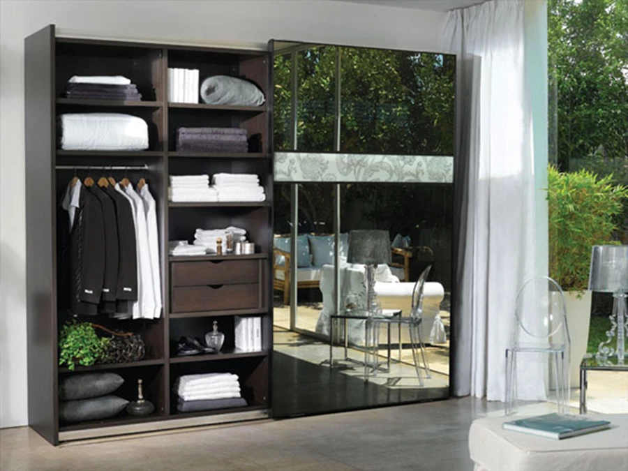 ארון הזזה מדגם ‘אינדיגו’ מסדרת ‘הימליה’ המשולב  עם זכוכית שחורה וזכוכית דקורטיבית. ארון המתאים  לעיצוב חלל בסגנון אלגנטי. רשת ‘ריביירה’