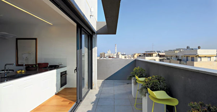 יציאה ישירה מהמטבח אל אזור במרפסת שתוכנן כפינה א-פורמאלית נעימה לקפה של בוקר או לרגע של אתנחתא מול הנוף. כל אזורי המרפסת משובצים בצמחייה ירוקה המשרה תחושת הימצאות בטבע. גינון: