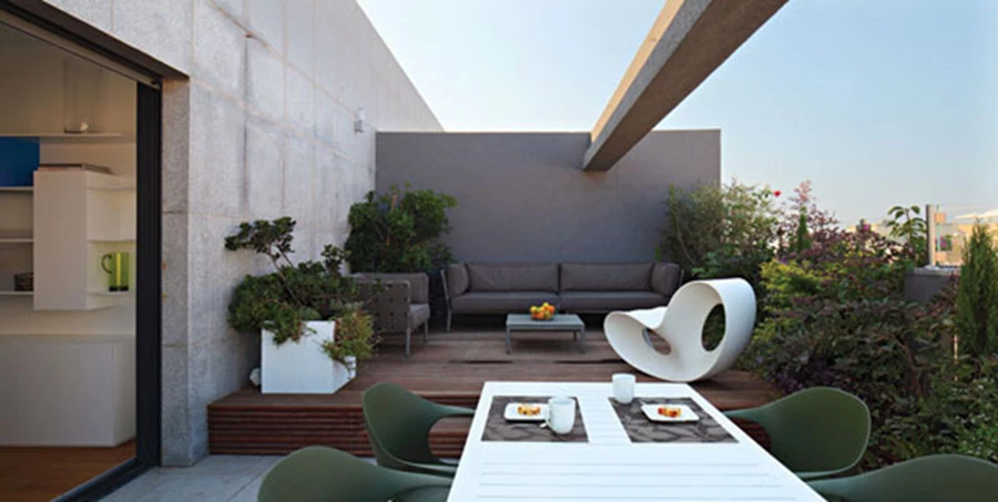 ביציאה למרפסת מפינת הישיבה: חלל שנחלק לפינת אוכל חיצונית, ולפינת ישיבה שהוגבהה באמצעות בניית במת עץ. מערכת ריהוט בפינת הישיבה: