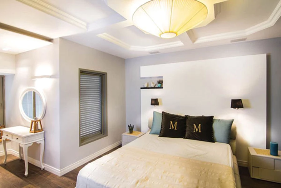 עיצוב חדר השינה בשילוב פנל דקורטיבי לרצפה וקרניז תקרה חלק עשוי קלקר (בתכנון אדריכלי), למראה נקי ומודרני. ‘דקור סטאר’