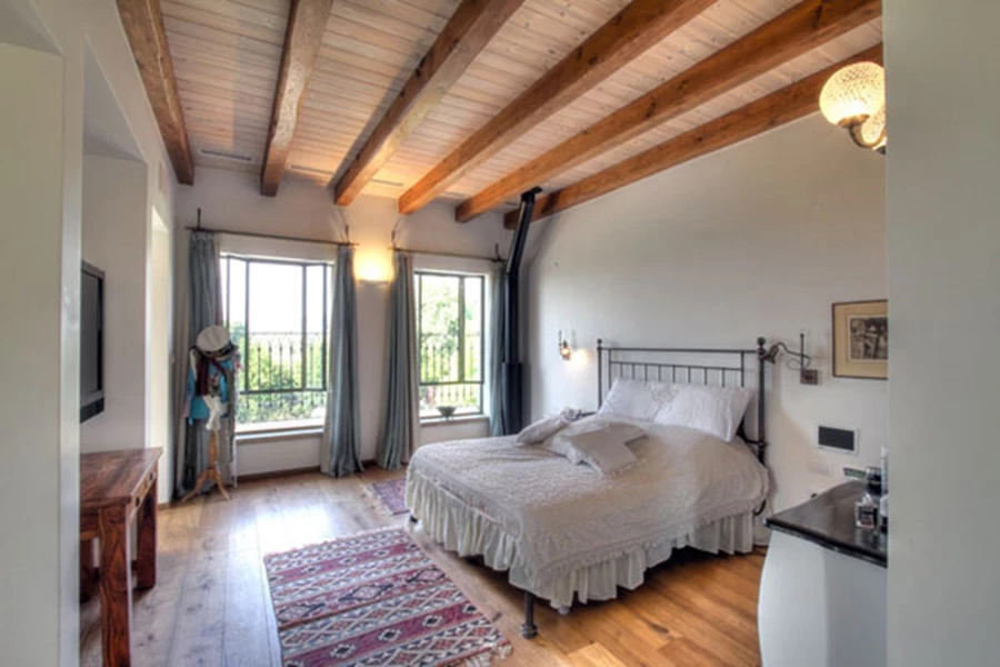 חדר שינה באווירה כפרית. צלם אלדד מאסטרו