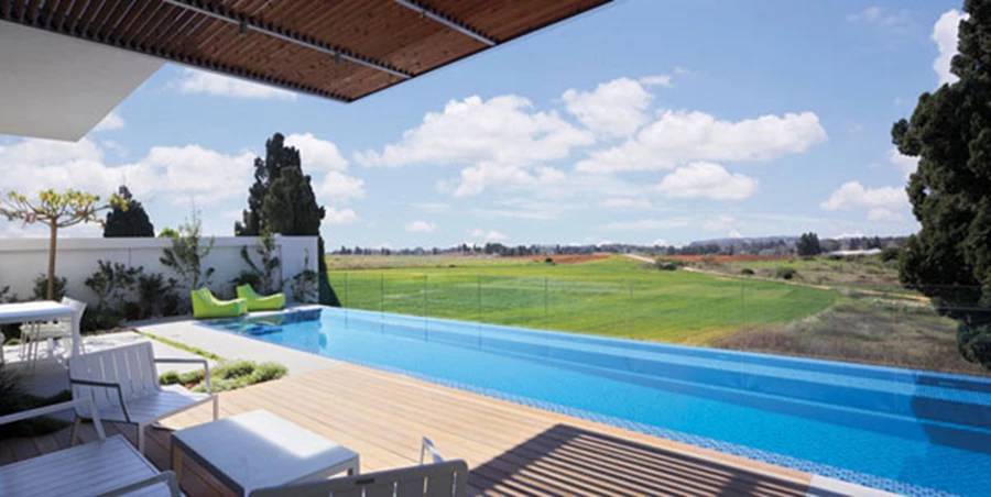 עם הנוף הזה אי אפשר להתווכח: מעקה שקוף התוחם את שטח הגן מבטיח שדבר לא יחסום את יפי המראה.