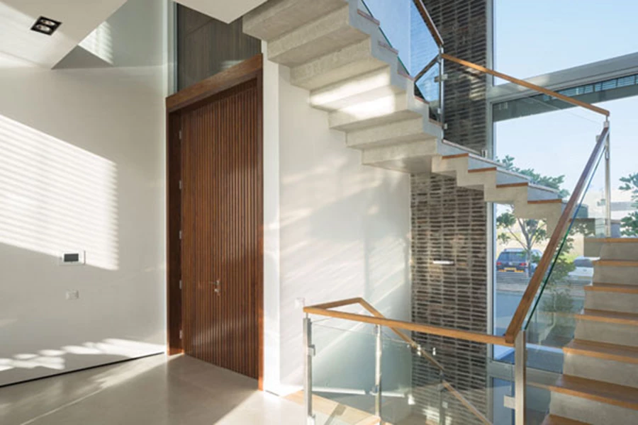 גרם המדרגות שמוביל לקומה העליונה: מלווה בוויטרינה שקופה ובעל נוכחות מרחפת המייצרת עניין. המדרגות בנויות בטון גולמי במופע גולמי