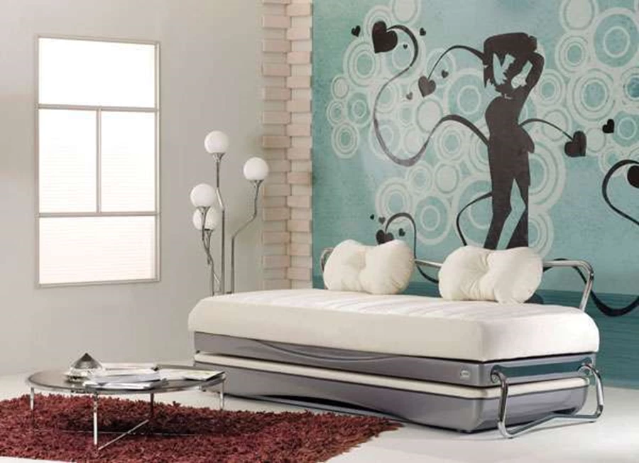 חדר נוער המעוצב כחדר אירוח וכולל מיטת ספה בעיצוב עכשווי, עם גב מיטה ממתכת. המיטה נפתחת למיטה זוגית וכוללת מקום אחסון. רשת