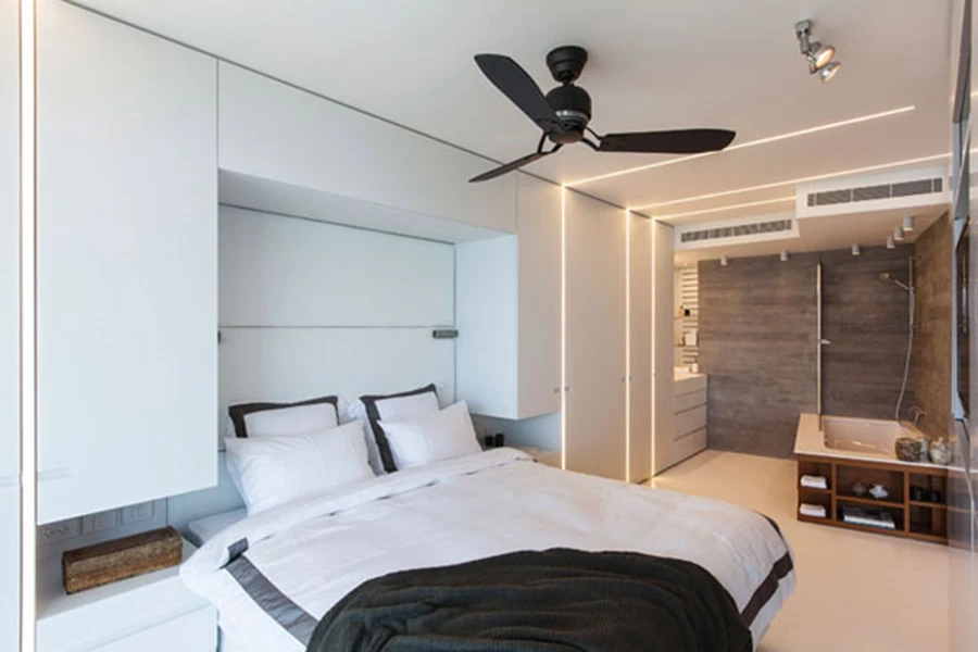 אזור השינה: מערך נגרות מלווה את החלל מקצה לקצה, כשתכנונו משלב חללי אחסון ו