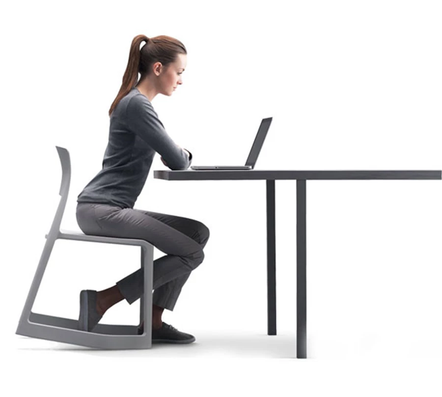 כיסא Tip Ton המאפשר לנוע קדימה, ובה בעת משמר יציבות.