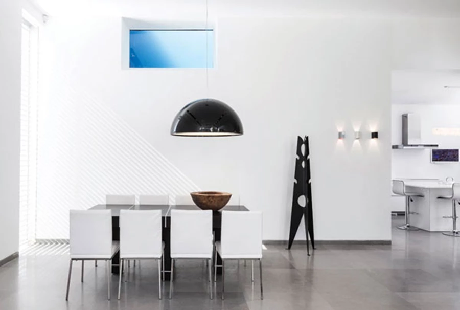 רמז לבאות בפינת האוכל: פתח שקוף בחלקו העליון של הקיר חושף את דופן הבריכה ואת מימיה הכחולים. התמונה הצבעונית המעטרת את הקיר מצניעה מאחוריה מסך טלוויזיה: בלחיצת כפתור היא