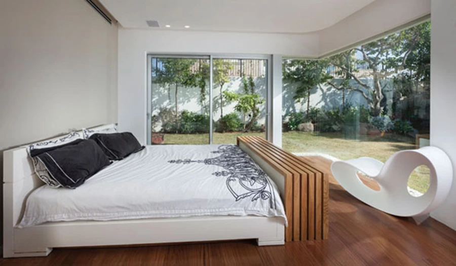 יחידת ההורים: חבוקה בשקיפות הויטרינות, צופה אל הגינה ואל הפטיו ומרוצפת בפרקט חמים. יחידת ריהוט רב תכליתית שתוכננה ייעודית משמשת לאחסון, כספסל ישיבה, ואף מצניעה בתוכה מסך טלוויזיה נשלף. נגרות: ארז, נגר בכפר.