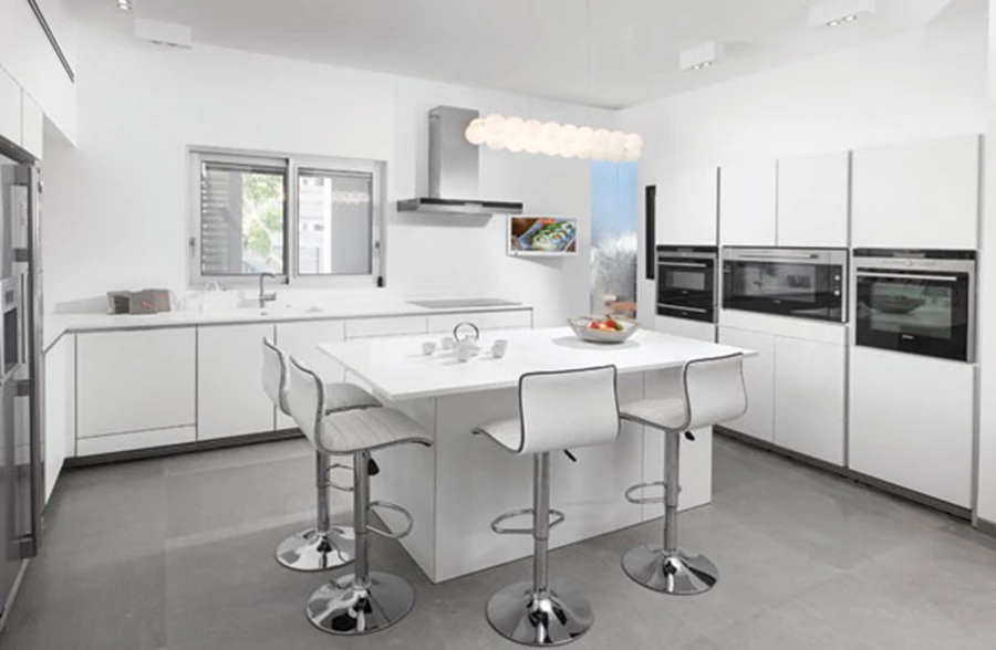 המטבח שבקדמת החלל: מעוצב בתצורת האות ח