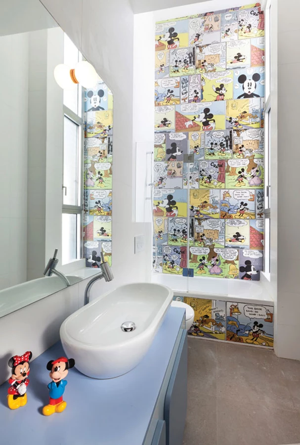 עיצוב מוקפד שהותאם לחללים שונים: שירותי אורחים בעיצוב דרמטי כהה עם טוויסט של מראה אלכסונית, וחדר הרחצה של הילדים במראה עליז עם אריחי חיפוי שעיצובם משלב דמויות הלקוחות מעולמם. חיפויים ואביזרים סניטאריים: