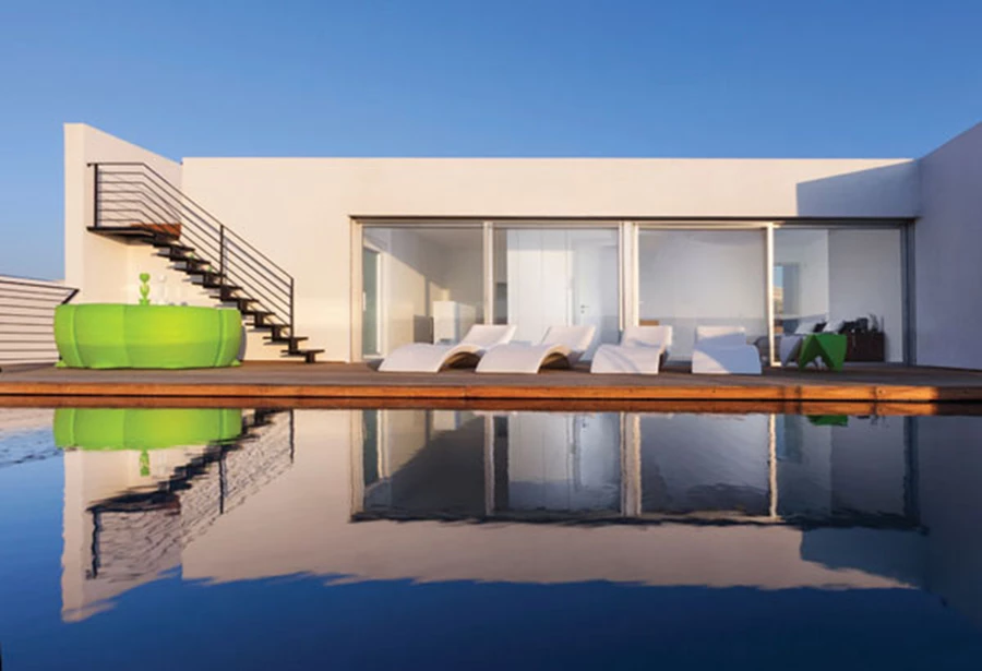 בקומה העליונה: מבט אל היציאה למרפסת, דק העץ והבריכה. מעבר + מעקה המצוי מאחוריה תוכננו בגובה נמוך ממנה, כך שהם אינם נראים לעין והמראה הוא רציף, כשל בריכה (גלישה) שמתמזגת עם האופק. ריצוף המעבר מחורר, ודרכו גולשים המים על קירות הבית ומתנקזים אל בריכת הנוי שבכניסה. בריכה: איילון הנדסה.