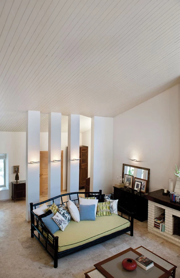 שלושה עמודים שנוספו בשיפוץ מגדירים מעין מבואת כניסה, מרככים את המפגש עם ממדי גודלו וגובהו, ומייצרים קנה מידה אינטימי יותר