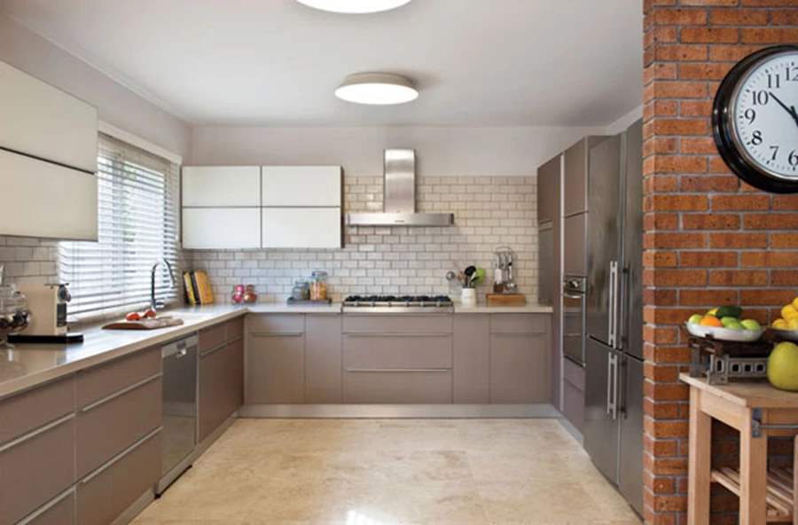 המטבח, שנותר חלל סגור כשהיה, בו משתלבים קירות לבני שמוט מקוריים ופינת אוכל אינטימית. יחידות עשויות פורמייקה (פרקטי) תוצרת ARPA בשילוב זכוכית לקובל וקנטים