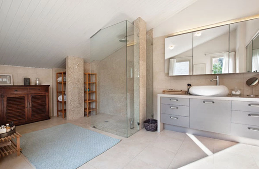 אזור רחצה מפנק ורחב ידיים במיוחד, שמאפשר לשלב בחללו גם פריטי ריהוט נוספים