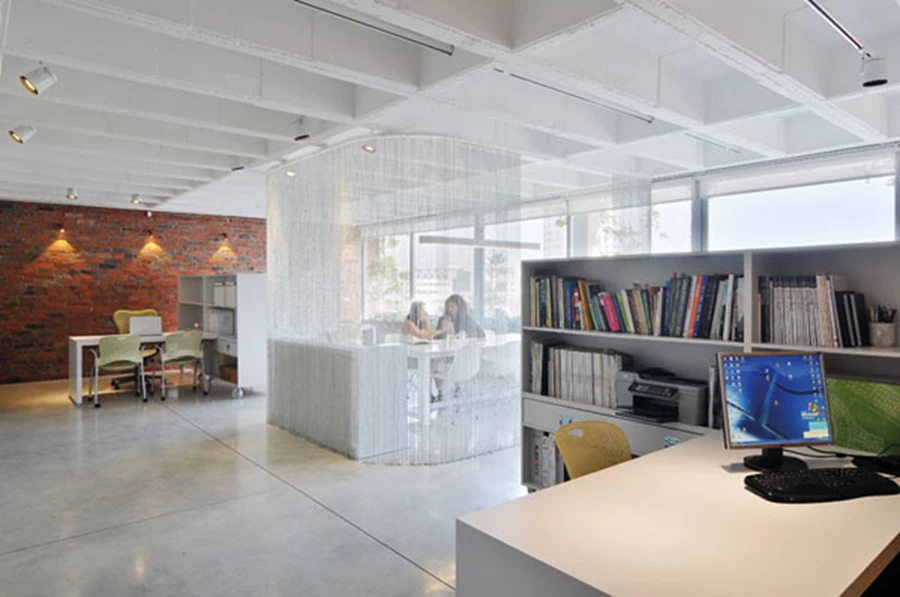 פתיחות לופטית, ריצוף בבטון מוחלק, ותקרת הקסטות במופעה המקורי כפי שנחשף.