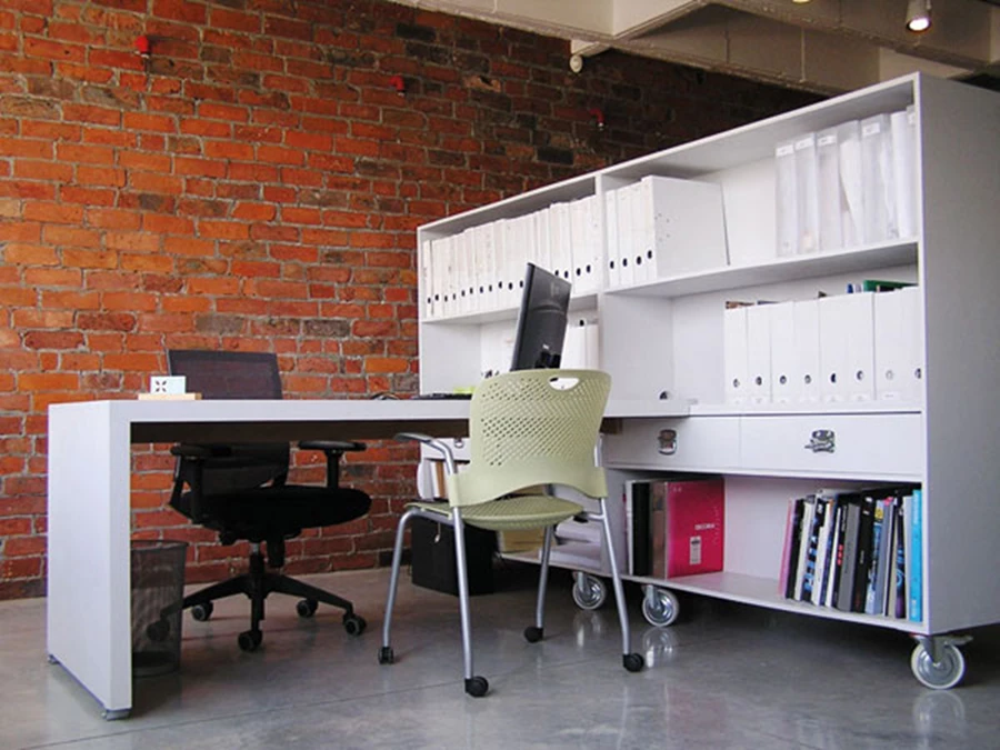 יחידות ריהוט מצוידות בגלגלים ניתנות לניוד ולארגון משתנה של החלל בהתאם לצרכים.