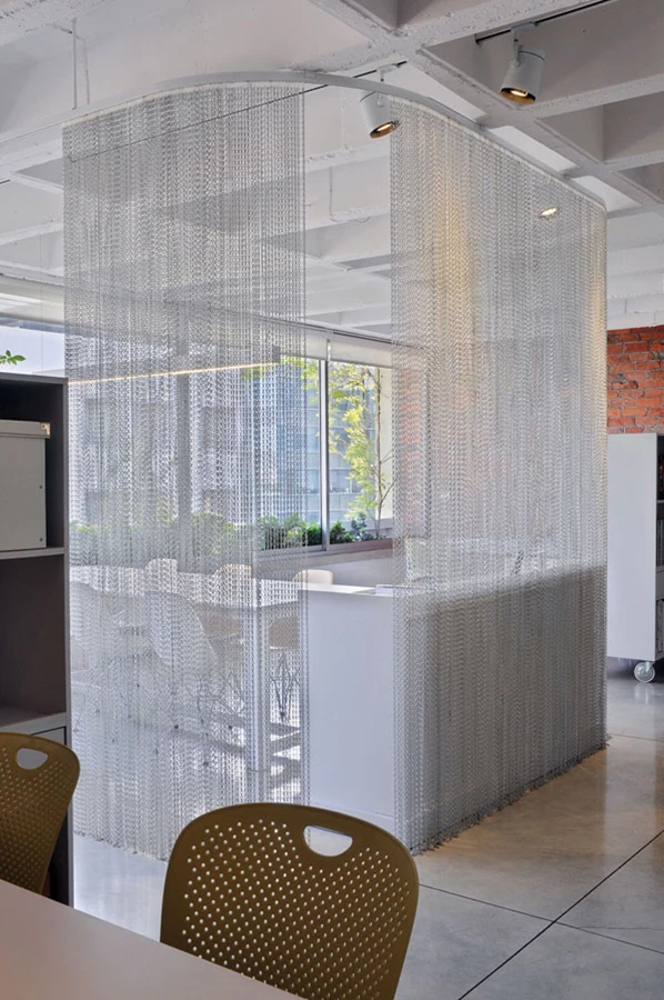 הגדרה מקורית לפינת הישיבות: מסילת בית חולים המשמשת לתליית וילונות בין מיטות משמשת כאן לתליית שרשראות פלורסנט. השרשראות התוחמות אותה בבירור ובה בעת מותירות קשרי מבט ישירים אליה וממנה, ללא חסימה או הכבדה על המראה האוורירי.