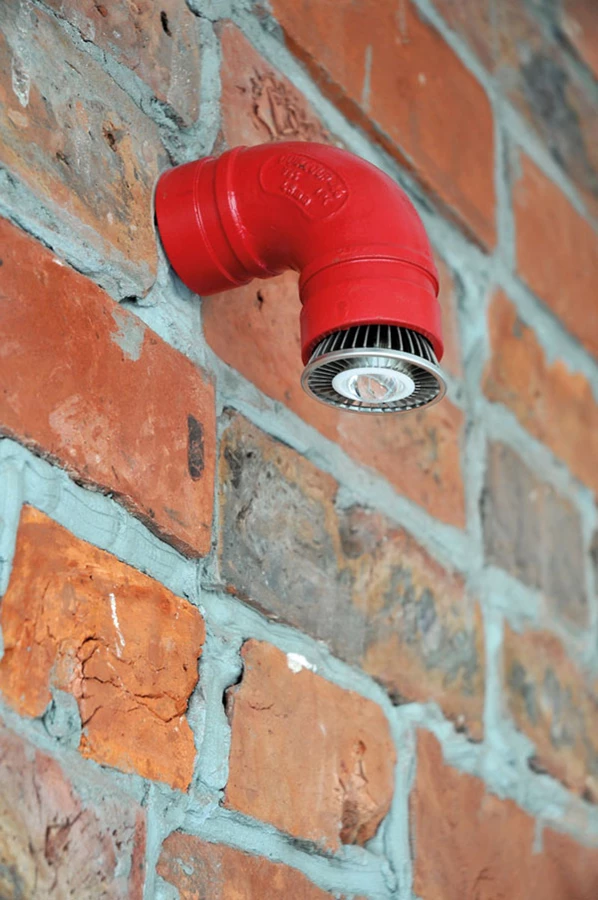 חיפוי קיר בלבנים אדומות שביניהן משתלב מלט כהה המייצר מראה אותנטי. בשם העקרונות הירוקים: החיפוי בוצע תוך שימוש בפרוסה האמצעית והפחות מבוקשת מבין פרוסות הלבנים, שבד