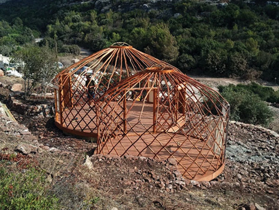 נראה כמו אוהל מבחוץ, אך הוא בית מבפנים