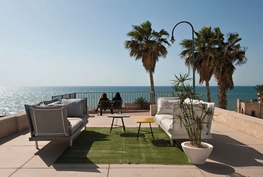 הגג: מרחב חוץ מפנק, להנאה מושלמת מהנוף המרהיב שנפרש ממנו. ריהוט: אריק בן שמחון