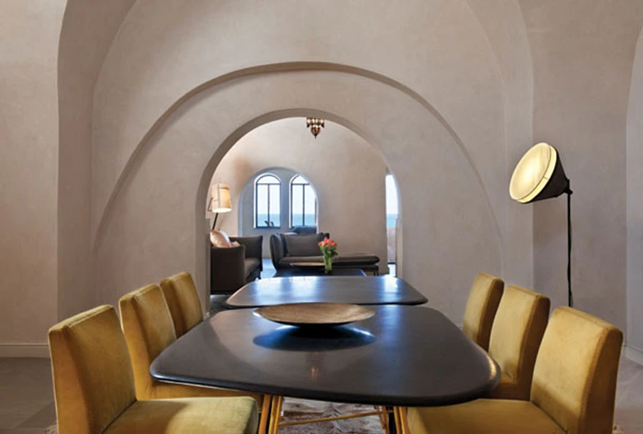 פינת אוכל רחבת ידיים בכניסה כ