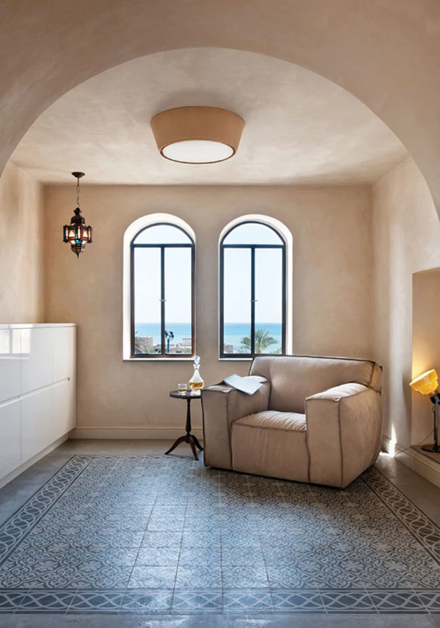 החלל החותם את ציר הקשתות: פינת קריאה/הרהורים הצופה אל הים. הפתחים שחודשו נתונים במסגרות פרופיל בלגי בשילוב תריסי כנף עשויים עץ כפי שהיה במקור, ושטיח ריצוף מצויר מדגיש את הממד האותנטי.