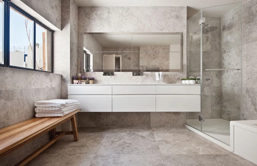 חדר הרחצה המפנק ורחב הידיים של יחידת ההורים, הממוקמת כעין דירה בתוך דירה בקדמת האגף הציבורי ומוצנעת בפרטיות מוחלטת. אביזרים סניטאריים וברזים: