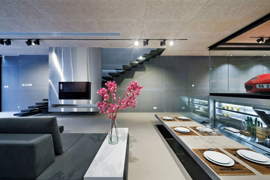 חלל פתוח בין פינת האוכל לסלון