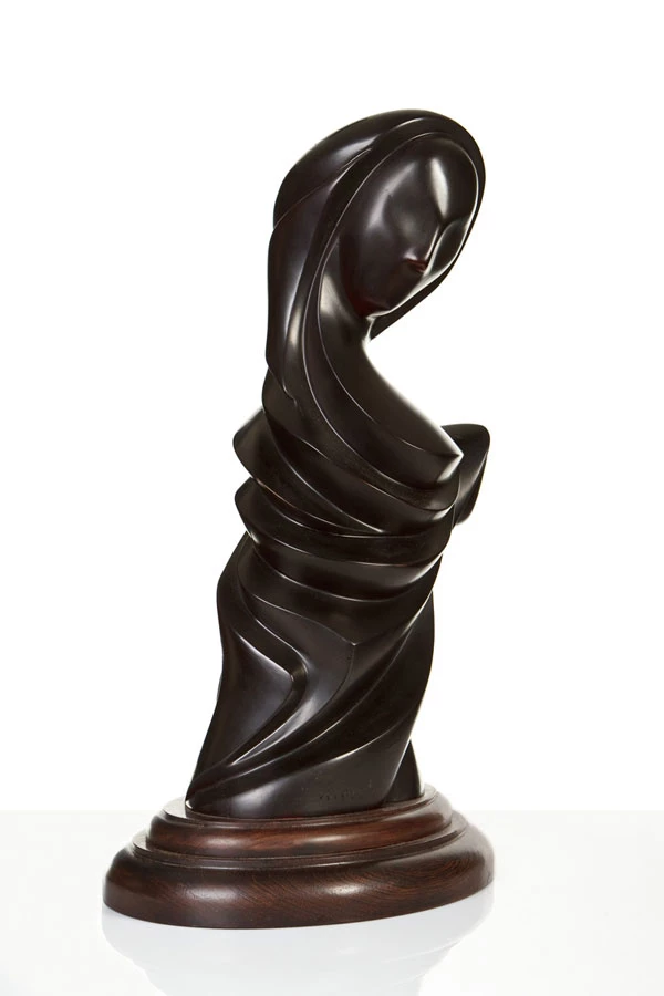 פסל אישה בשחור. ניכרת כאן השפעה ברורה של הארט נובו בהתמזגות של האלמנטים השונים לכדי זרימה אחת מתמשכת.