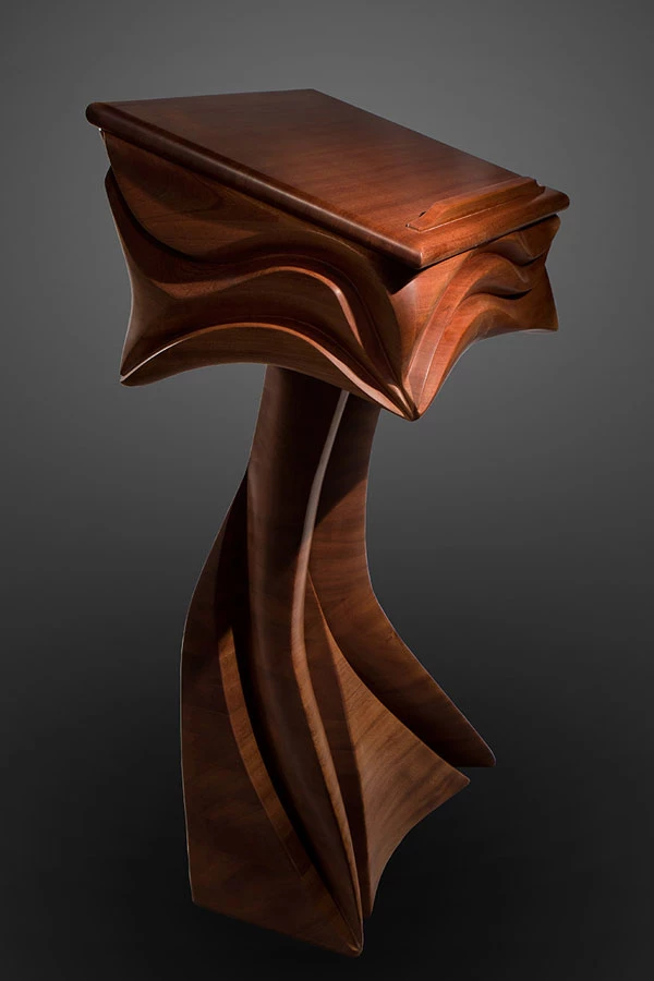 עמוד לחזן עבור מי שלא חסר לו דבר, עץ מהגוני. קמחי שואף לצקת קדושה לתוך החומר בכדי לאפשר חווית תפילה מענגת ומרוממת.