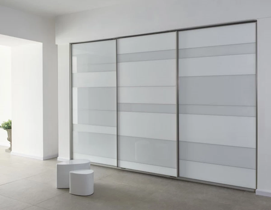 ארון הזזה עם דלתות מרחפות במשחק מט מבריק