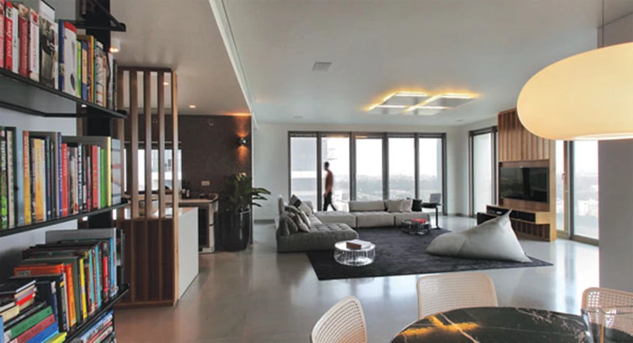 חלל המגורים: עיצוב צעיר ונינוח משלב ספות נמוכות רכות ומזמינות, פתחים גדולים חושפים את הנוף, והרעיון הצורני של המחיצה מתורגם ביחידה המשמשת לאכלוס מערך הבידור. תאורה מעודנת משתלבת כחלק ממופע החלל, והגריד האנכי של המחיצות מרוכך באמצעות שילוב נגיעות של אלמנטים בקווים מעוגלים. | פריטי ריהוט: