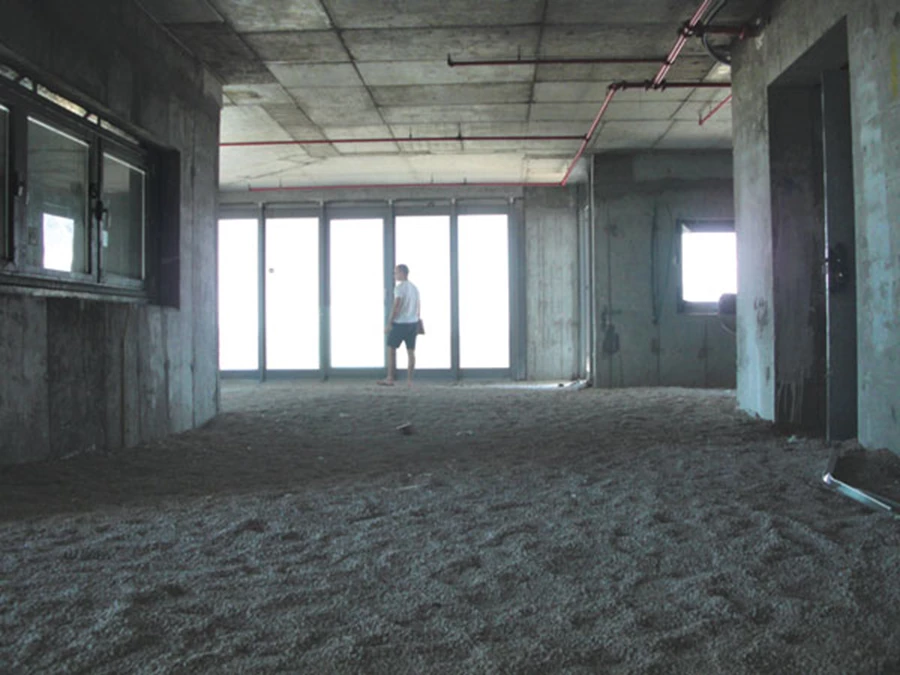 ככה זה התחיל: מעטפת ריקה של דירה בקומה גבוהה ונוף אורבאני שנשקף ממנה, עם הצצה קטנה אל הים. ה