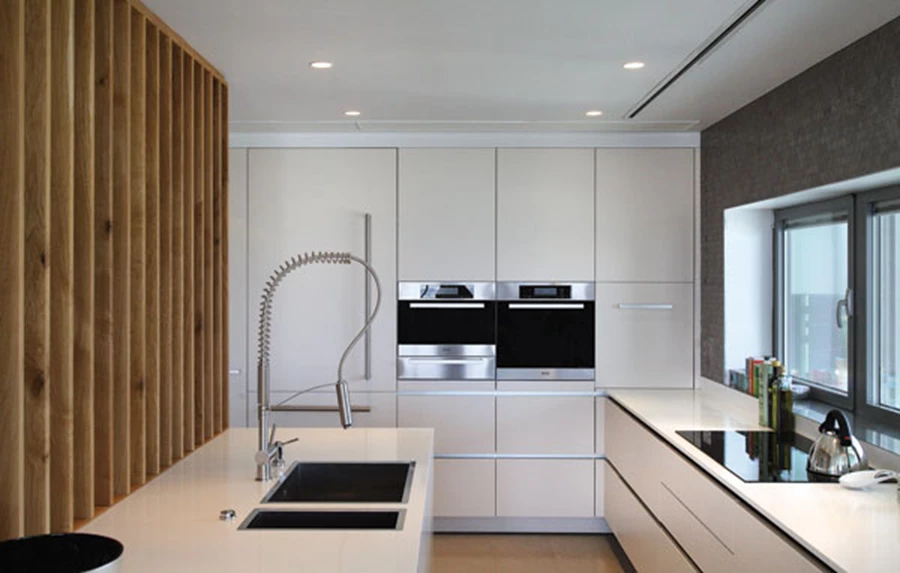 המטבח כאזור משמעותי בחיי בעל הבית חובב הבישול, מאובזר היטב וכולל משטחי עבודה נוחים וחללי אחסון. יחידות עשויות פורמייקה וחיפוי קיר באריחי פסיפס בתצורת משושה.