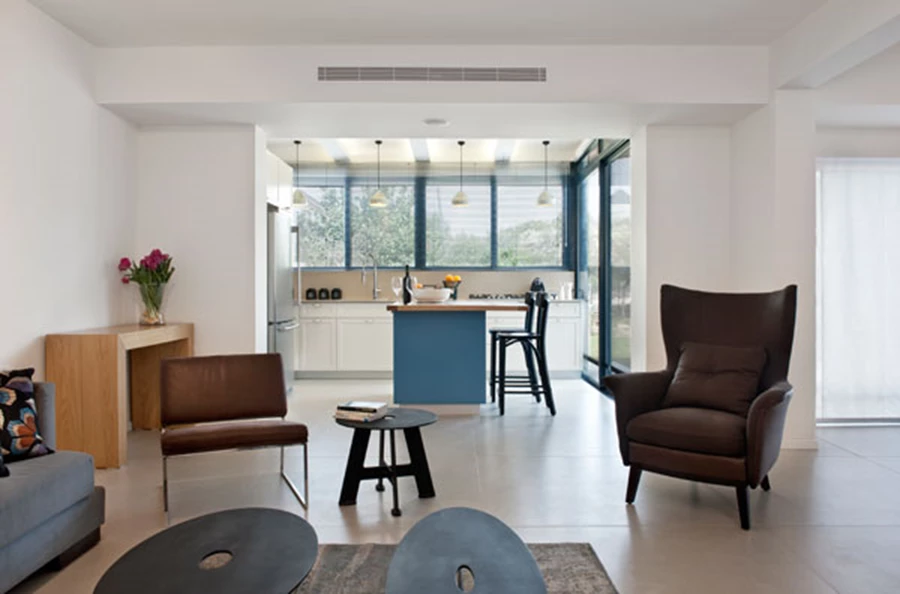 במטבח שמירה על קשר עין עם החצר הגדולה