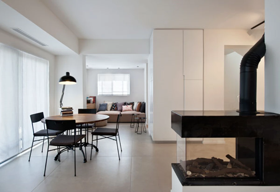 הקמין  מייצר הפרדה בינו לבין פינת האוכל