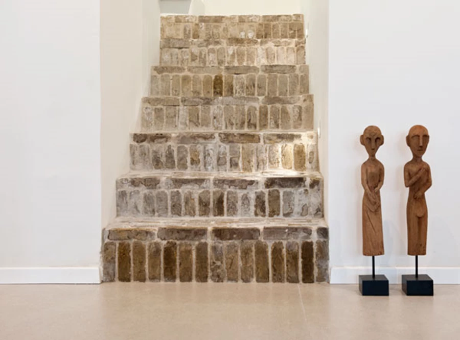 חלל המדרגות רוצף באריח פרט מדרגה ייחודי תוצרת חברת אימולה, איטליה