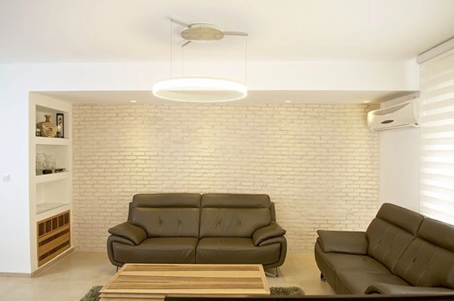 בגלל הנוף המרשים הבחירה הטובה ביותר הייתה הצמדת הספות לקיר שמול המטבח