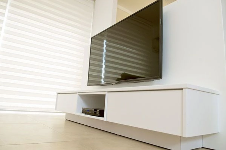 מזנון צף בצבע לבן-משי תרונו העיצובי טמון בחלל הפתוח והמרווח שנותר תחתיו.