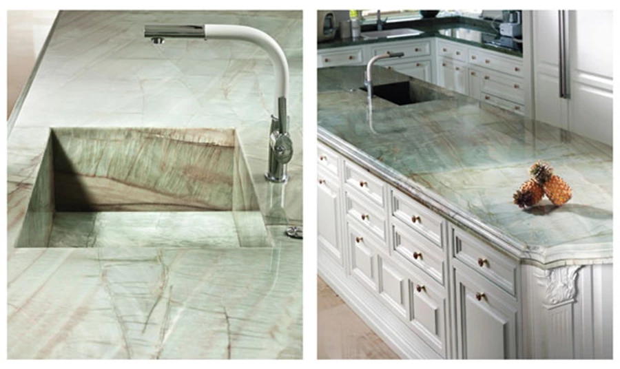 מטבח בחיפוי אבן טבעית מסוג גרניט עם יחידת כיור בנויה ובגימור קלאסי.