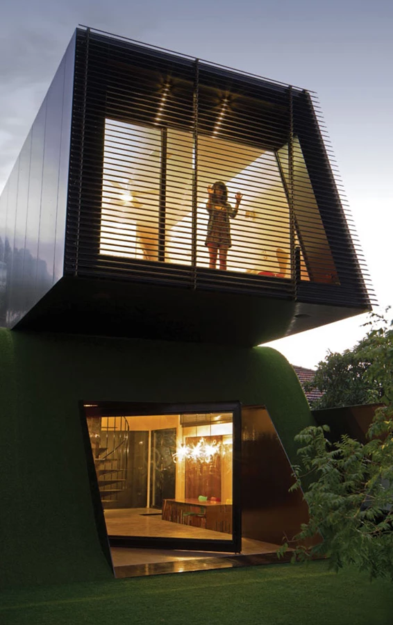 מבט מהחצר אל החלק האחורי של תוספת הבנייה