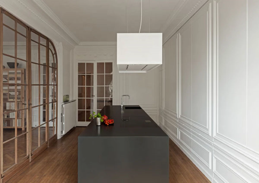 לוחות קיר הזזה גדולים מסתירים, בהצלחה מלאה, את כל מכשירי המטבח ואת שטח האחסון