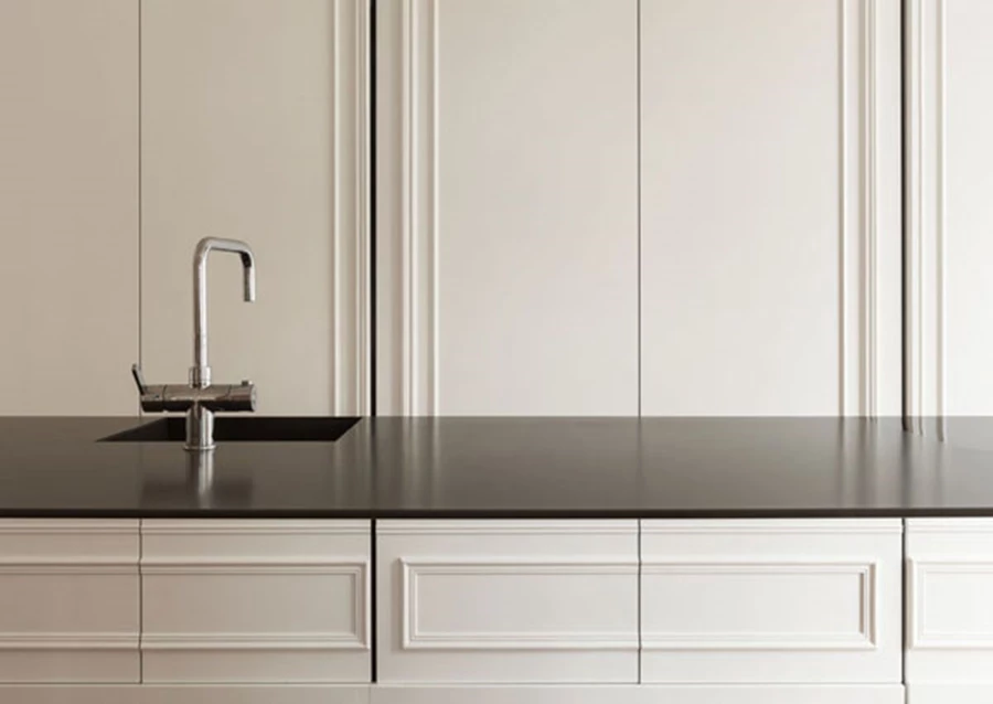 משטח עליון, בעובי של מספר סנטימטרים עבור המים, הבישול וחיבורי החשמל.