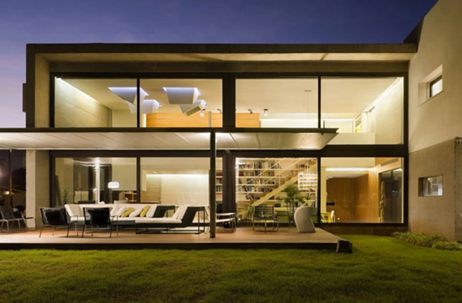 אחת מהתכונות החזקות בבית הוא החיבור המקורה תחת כיפת השמיים, שיוצר בהרמוניה מלאה את השילוב בין הפנים לחוץ