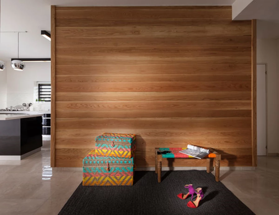 חיפוי עץ אלון בקיר הכניסה לבית